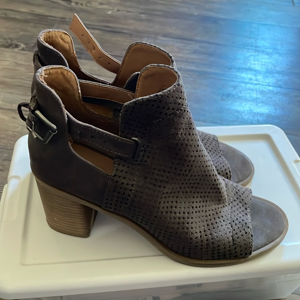 Universal thread brownish-gray heeled sandals